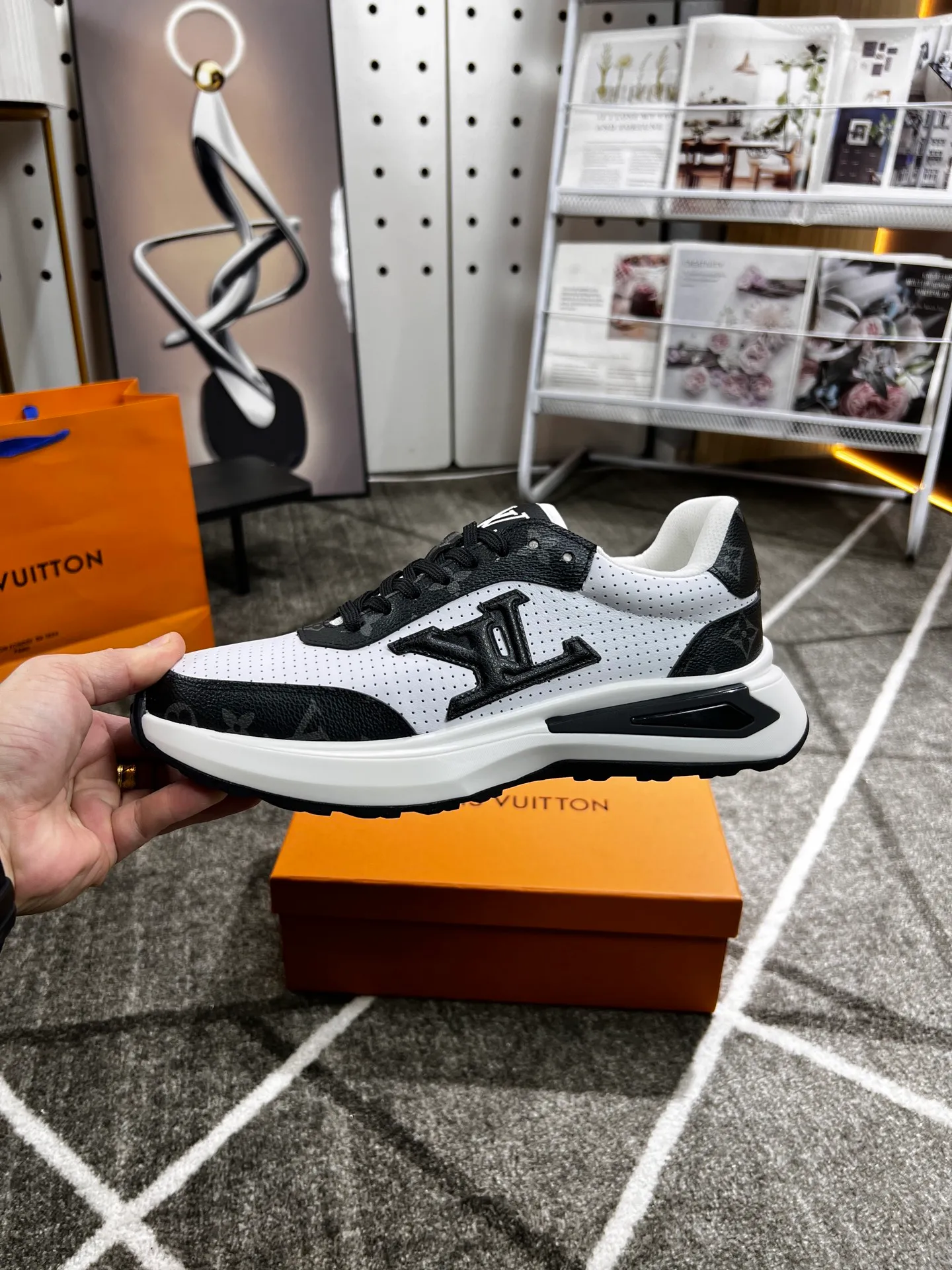 Factory price: 438 💰 LV new casual men's shoes 👉 👉 Fashionable and versatile, 💞 simple and elegant style, 🔊 made of imported cowhide, ☑️ breathable mesh lining, sheepskin feet, original wear-resistant rubber outsole, exclusive new style, actual shot, three colors available, code number: 38-44, (45 can be customized)